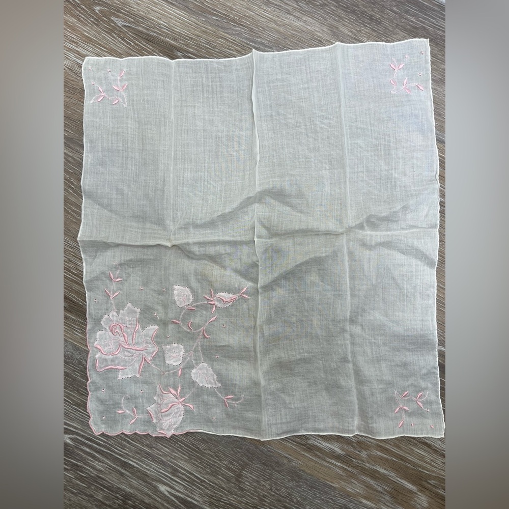 Vintage 1940’s Embroidered Floral Hanky/Hankerchief